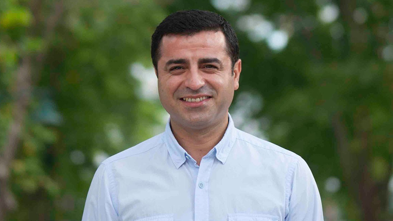 "Kitap alamıyorsanız bana yazın" diyen Selahattin Demirtaş'tan 6 kitap önerisi