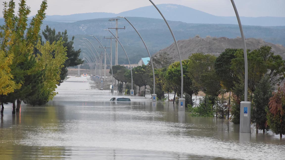 Kütahya'da sağanak günlük ömrü olumsuz etkiledi; 4 fabrikayı su bastı Kütahya'da sağanak günlük ömrü olumsuz etkiledi; 4 fabrikayı su bastı