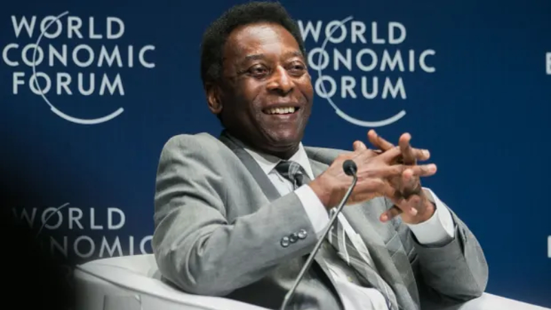 Pele'nin kalın bağırsağından ameliyat olduktan sonra hastanede istirahat ettiği açıkladı: "İyi hissediyorum"