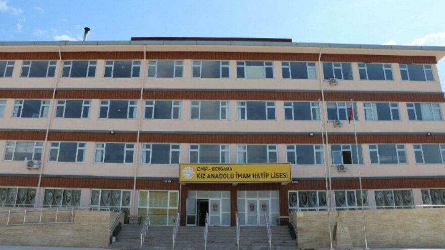 Sarsıntıda okulları ziyan gören 14 Eylül Anadolu Lisesi öğrencilerine yerleştirildikleri imam hatipte 'diyalog yasağı' Sarsıntıda okulları ziyan gören 14 Eylül Anadolu Lisesi öğrencilerine yerleştirildikleri imam hatipte 'diyalog yasağı'