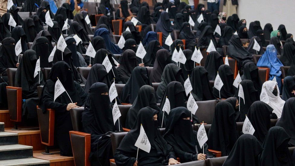 Taliban üniversitelerde bayan ve erkeklerin bir arada okumasını yasakladı Taliban üniversitelerde bayan ve erkeklerin bir arada okumasını yasakladı