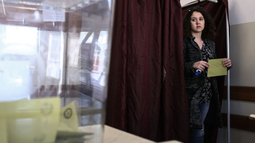 Yeni seçim yasası: Baraj yüzde 7, seçime girmek için 'grup kurmak kâfi olmayacak' Yeni seçim yasası: Baraj yüzde 7, seçime girmek için 'grup kurmak kâfi olmayacak'