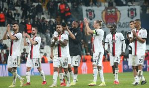 Beşiktaş taraftarları yenilginin ardından hem tepki hem destek gösterdi