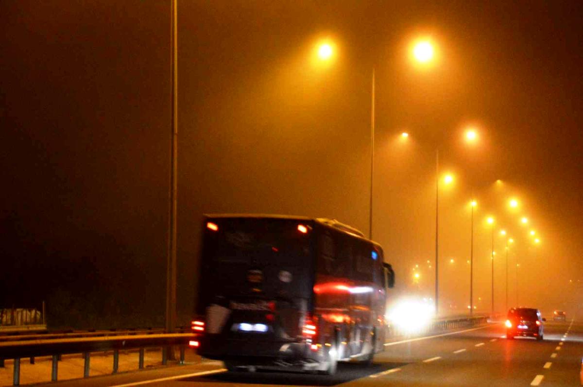İstanbul'da gece saatlerinde sis etkili oldu : 15 Temmuz Şehitler Köprüsü sisten kayboldu