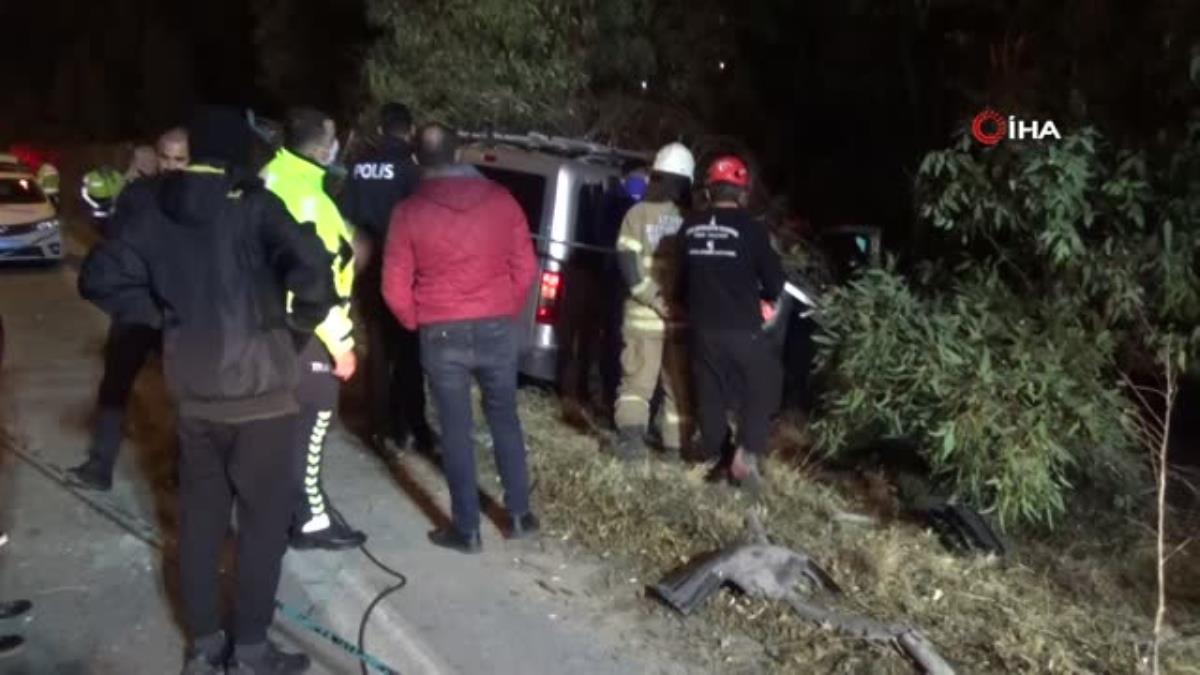 Son dakika 3. sayfa: İzmir'de kontrolden çıkan otomobil ağaca çarptı: 1 ölü, 2 yaralı Son dakika 3. sayfa: İzmir'de kontrolden çıkan otomobil ağaca çarptı: 1 ölü, 2 yaralı