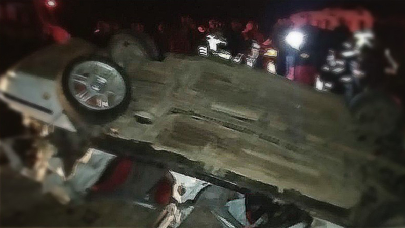 15 yaşındaki şoför, arabayla direğe çarptı: 2 meyyit, 2 yaralı 15 yaşındaki şoför, arabayla direğe çarptı: 2 meyyit, 2 yaralı