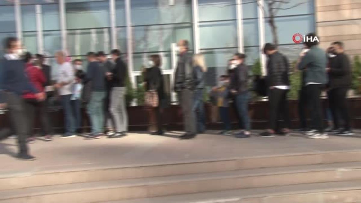 16'ncı Ankara Kitap Fuarında, kitap severler pandemiye karşın uzun kuyruklar oluşturdu