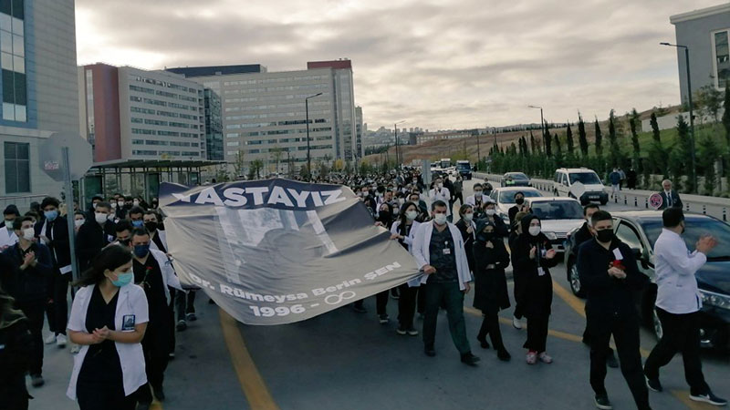 36 saatlik nöbetin akabinde trafik kazası geçiren Dr. Rümeysa Berin Şen için meslektaşlarından Sıhhat Bakanlığı önünde alkışlı protesto
