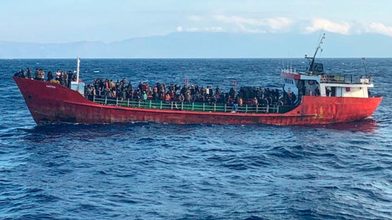 400 göçmenin bulunduğu Türk gemisi Yunan limanına yanaştı