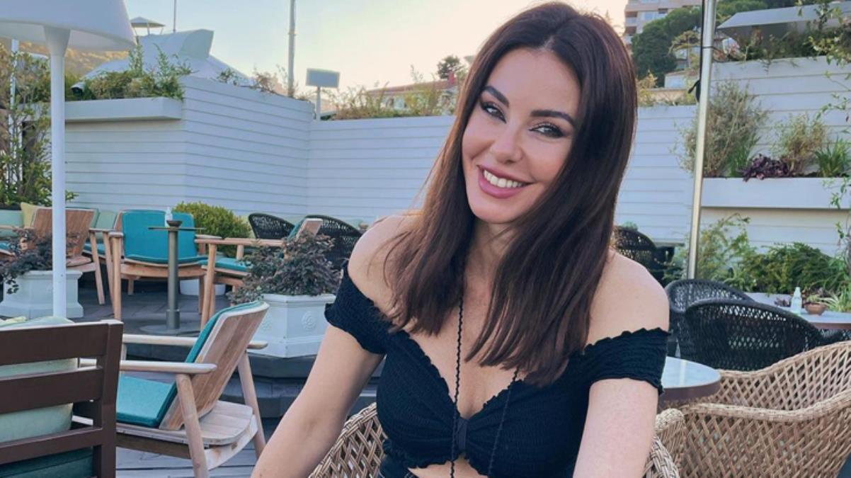49'luk Defne Samyeli, transparan sahne kıyafetiyle göz kamaştırıyor 49'luk Defne Samyeli, transparan sahne kıyafetiyle göz kamaştırıyor