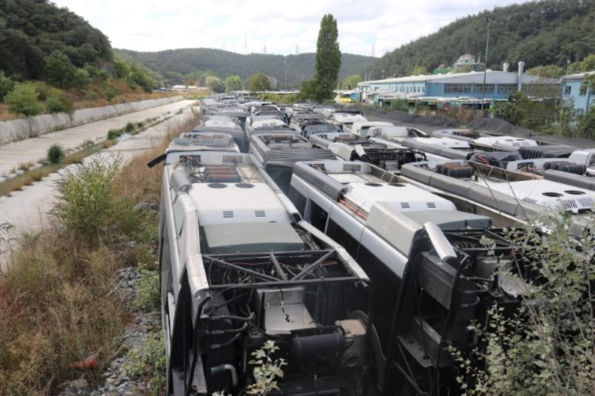 50 otobüs çürümeye terk edildi! Muhalefet Kadir Topbaş'ı suçladı, iktidar kanadı sessizliğini koruyor 50 otobüs çürümeye terk edildi! Muhalefet Kadir Topbaş'ı suçladı, iktidar kanadı sessizliğini koruyor