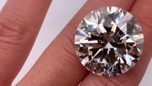70 yaşındaki bayan, meskenini temizlediği sırada 2.7 milyon dolarlık elmas yüzük buldu