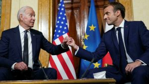 ABD Lideri Biden ile Fransa Cumhurbaşkanı Macron, Roma'da bir ortaya geldi