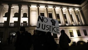 ABD'yi ikiye bölen dava: Irkçılık tersi protestolarda iki kişiyi vurarak öldüren Rittenhouse'un hatasız bulunması reaksiyon çekiyor