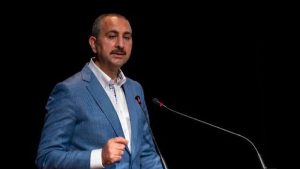 Adalet Bakanı Gül'den gençlere: Kimsenin sizin hayat şeklinize müdahale etmesine müsaade vermeyin, aklınızı kiraya vermeyin