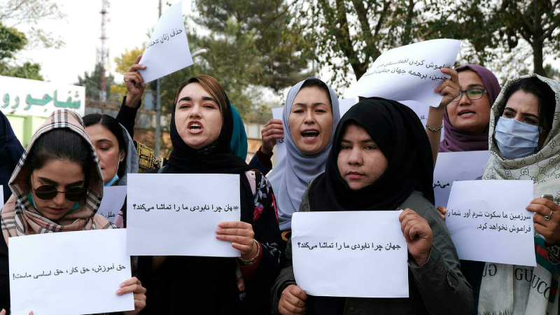 Afganistan'da bayanlar, Taliban idaresine karşı 'dünyanın sessizliğini' protesto etti
