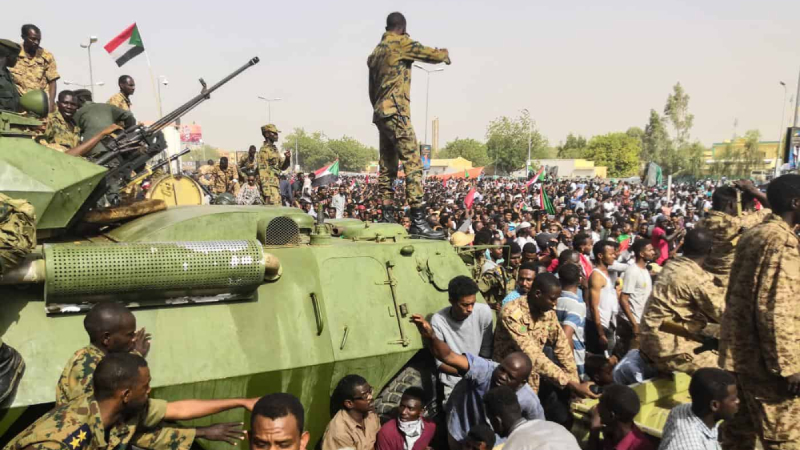 Afrika Birliği, askerin sivil idaresi devirdiği Sudan'ın üyeliğini askıya aldı Afrika Birliği, askerin sivil idaresi devirdiği Sudan'ın üyeliğini askıya aldı