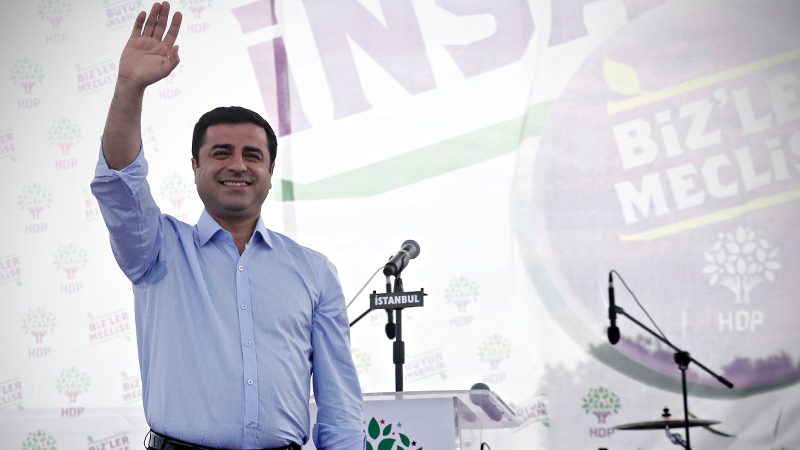 Akif Beki: Demirtaş'ın 2013'teki Nevruz konuşmasını "barış, kardeşlik mesajları" diye yansıtanlar, o kelamlardan yargılanıp ceza alan Demirtaş'ı terörist ilan ediyor