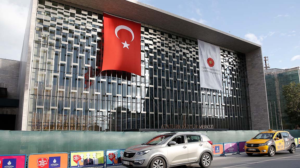 AKM'nin isim tabelası, binanın girişine asıldı AKM'nin isim tabelası, binanın girişine asıldı