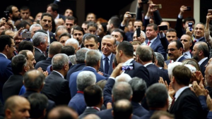 AKP'li isimler: Türkiye, adalet alanındaki eksiklerini beklentiler çerçevesinde yerine getirmeli; bu, itimat tesis ederek sermayeyi cezbeder