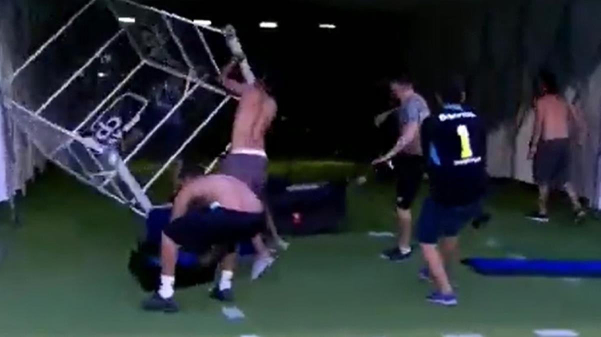Alana inen öfkeli taraftarlar terör estirdi! VAR sistemini parçalayıp polisle çatıştılar Alana inen öfkeli taraftarlar terör estirdi! VAR sistemini parçalayıp polisle çatıştılar