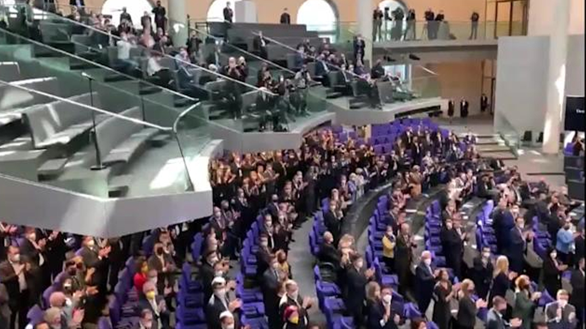 Alman Parlamentosu, Ukrayna Büyükelçisi'ni ayakta alkışladı Alman Parlamentosu, Ukrayna Büyükelçisi'ni ayakta alkışladı