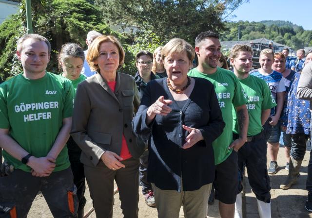 Almanya Başbakanı Merkel'den sel bölgesine ziyaret Almanya Başbakanı Merkel'den sel bölgesine ziyaret