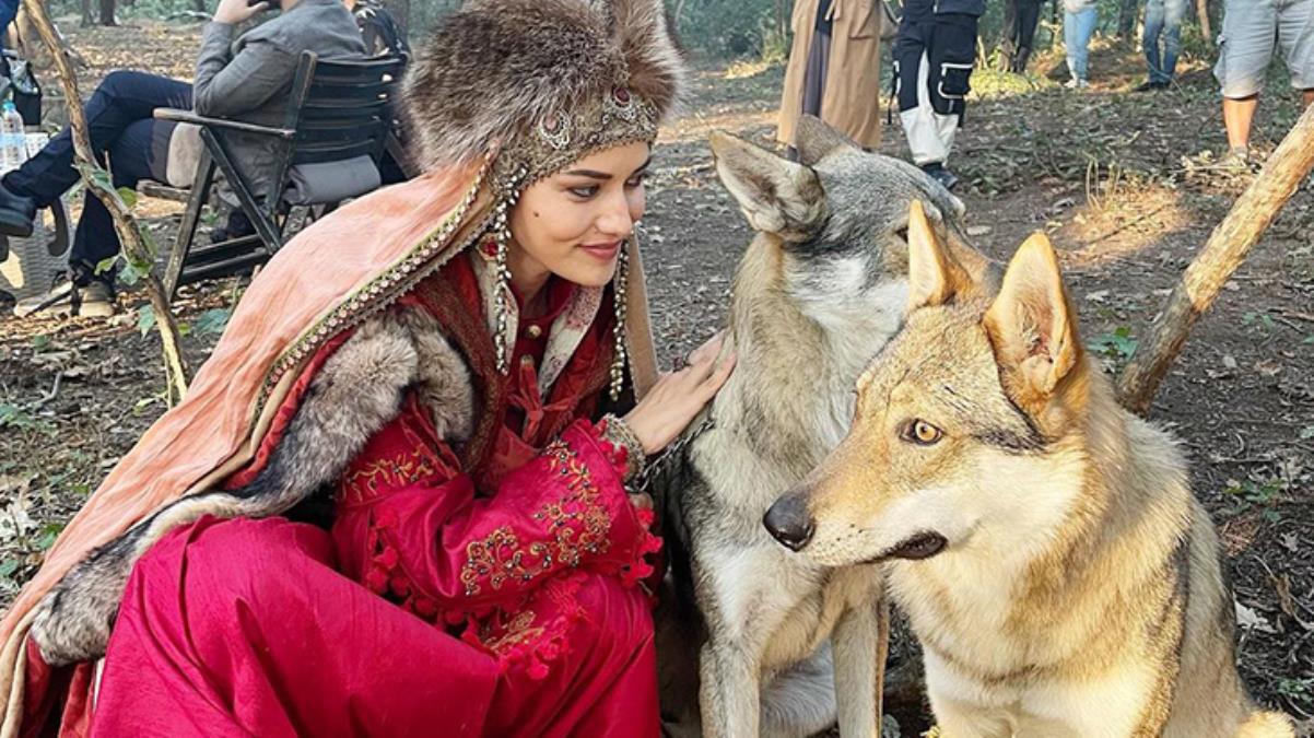 "Alparslan Büyük Selçuklu" dizisiyle ekranlara dönmeye hazırlanan Fahriye Evcen, setten fotoğraf paylaştı "Alparslan Büyük Selçuklu" dizisiyle ekranlara dönmeye hazırlanan Fahriye Evcen, setten fotoğraf paylaştı