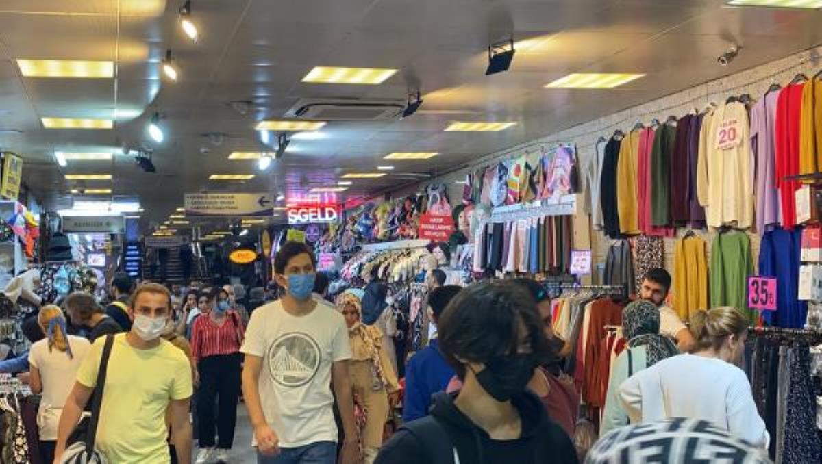 Alt geçitte başlayan arbede dükkanın içine sıçradı, güvenlik kamerası anbean kaydetti Alt geçitte başlayan arbede dükkanın içine sıçradı, güvenlik kamerası anbean kaydetti