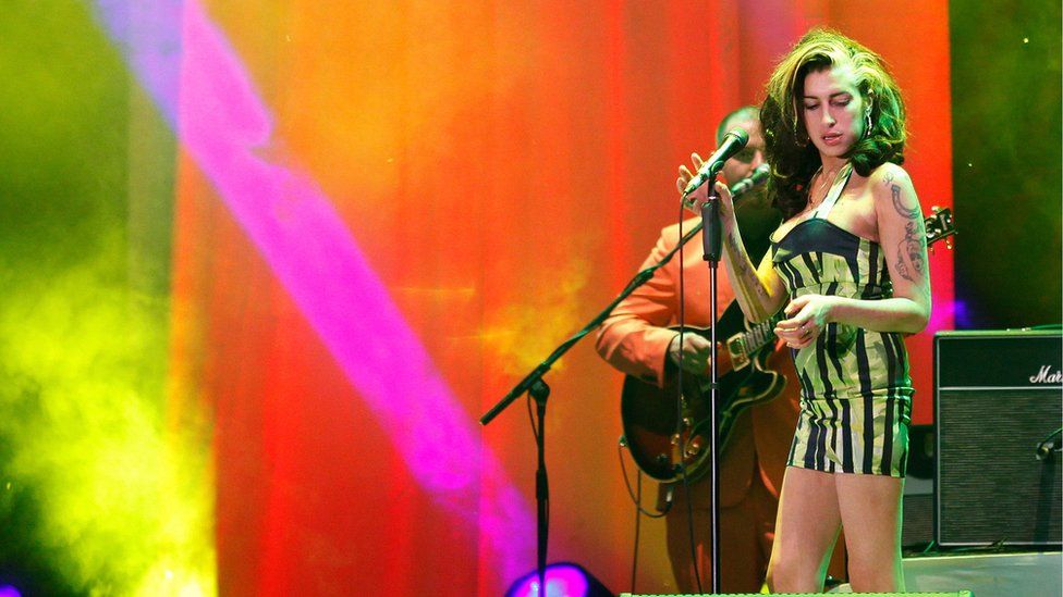 Amy Winehouse'un 800 eşyası milyonlarca dolara satıldı; geliri bağımlılıkla uğraş eden gençler için harcanacak