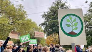 Bir cumartesi günü, 40 bin kişi ile Amsterdam sokaklarında 'Dünya için' yürümek: "İklim değişmeyecek, biz değişeceğiz"