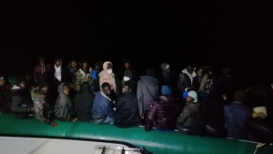 Botun motoru arıza yaptı: İzmir'de 64 sistemsiz göçmen kurtarıldı