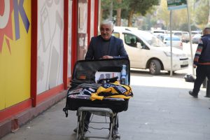 Erzurumlu seyyar satıcının "Şener Şen" tiplemesi vatandaşı güldürüyor
