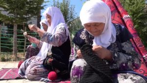 Eski elbiselerden sökülen ipler, Kırgız bayanlarının maharetli ellerinde halı ve kilime dönüşüyor