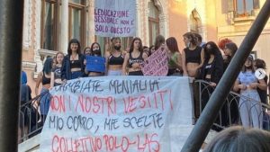 İtalya'da öğrenciler spor sütyenini yasaklayan öğretmeni protesto etti: "Kıyafetimizi değil zihniyeti değiştirin"