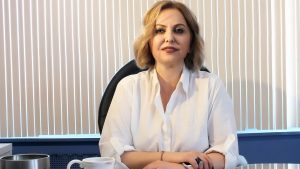Kıyafeti nedeniyle maksat alınan Prof. Dr. Esin Davutoğlu Şenol: Bu, ruhsal şiddet ve hedefleri bilimin lisanını susturmak