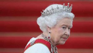 Kraliçe Elizabeth "Yılın Yaşlısı" mükafatını reddetti; "İnsan hissettiği yaştadır" dedi