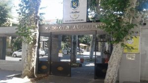 Kronik hastalığı olan öğrencinin kaydı Kadıköy Anadolu'dan alınarak uzaktaki okula verilmişti; mahkemeden yürütmeyi durdurma kararı