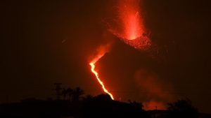 La Palma’daki Cumbre Vieja Yanardağı yine lav ve kül püskürtmeye başladı