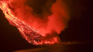 Las Palmas'ta lav akıntısı okyanusla buluştu, zehirli gaz ve patlama uyarısı yapıldı