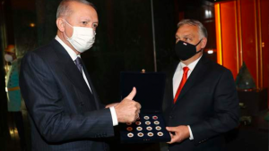 Macaristan Başbakanı, Türkiye'ye ilişkin tarihi yapıtları Erdoğan'a teslim etti