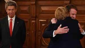 Macron'dan Merkel'e samimi veda! Sıcak kucaklaşma merasime damga vurdu