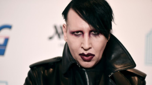 Marilyn Manson’a yönelik cinsel istismar suçlamaları yapıldı; bayanları ses geçirmeyen cam odaya hapsettiği tez edildi