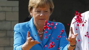 Merkel vedaya hazırlanıyor; merasim için punk rock müzik tercih etti