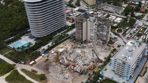 Miami'de çöken ve 98 kişinin hayatını kaybettiği binanın enkazının akıbeti tartışılıyor