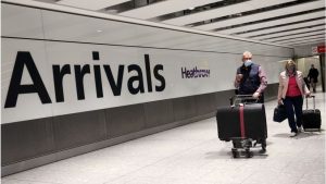 Omicron: İngiltere, yurt dışından gelen tüm yolculara test mecburiliği getirdi