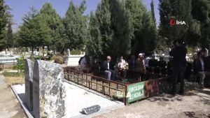 Şair-Yazar Bahaettin Karakoç mezarı başında dualarla anıldı