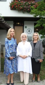 SARAYBOSNA - Emine Erdoğan Saraybosna'da Aliya İzzetbegoviç Vakfını ziyaret etti