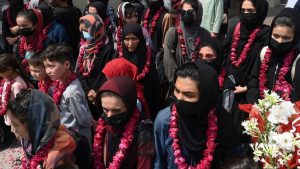 Taliban'dan kaçan Afgan bayan futbolcular İngiltere'de: Mesken konut arandılar, travma yaşadılar