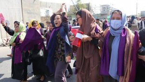 Taliban'ın bayanların medyadaki yerine ait yeni yönergesi, aktivistleri ve gazetecileri endişelendiriyor